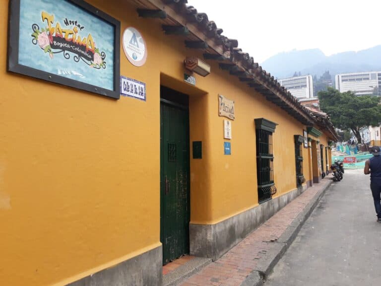 Fachada de la Casa de Poesía Silva en Bogotá, un espacio cultural dedicado a la promoción de la poesía y las artes en un entorno histórico y acogedor.