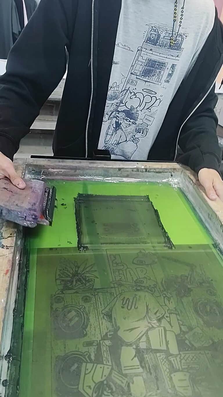 Impresión en gel en Casa Fuego, mostrando un proceso artístico con tintas verdes y diseños creativos en una superficie de impresión.