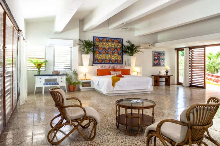 Habitación con decoración tropical, mobiliario cómodo y ambiente relajante en Casa Kapikua.