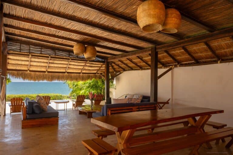 Amplio espacio en Casa Punta con área de descanso y comedor al aire libre, ideal para eventos y reuniones en un entorno natural y relajante.