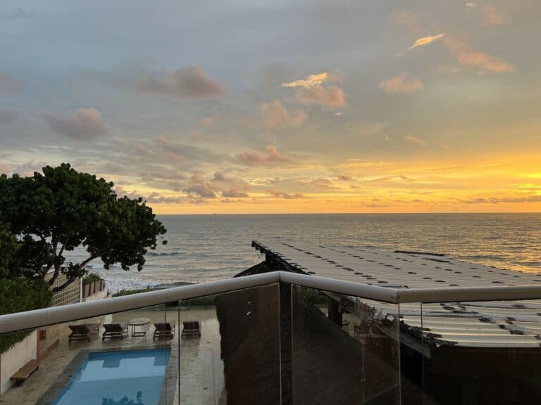 Espectacular vista de la Casa Punta con piscina y acceso a la playa, ideal para eventos y reuniones en un entorno natural y exclusivo.