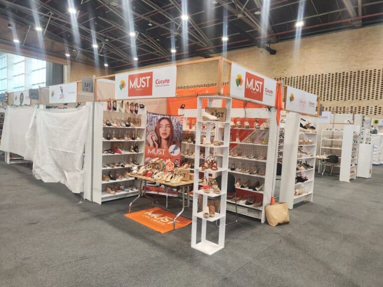 Stand de calzado en CORFERIAS BOGOTÁ exhibiendo una variedad de zapatos de moda para diferentes estilos y gustos.