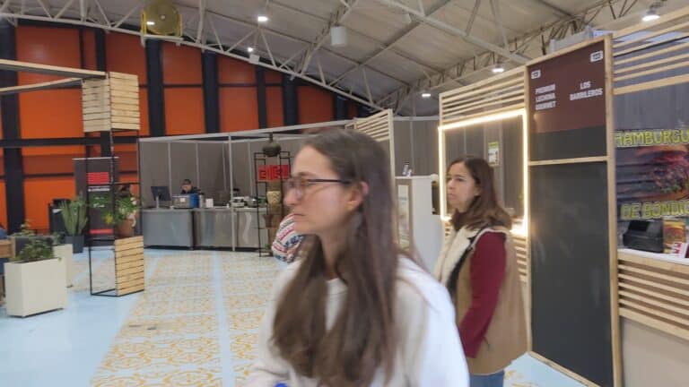 Imagen de asistentes en un evento en CORFERIAS Bogotá, mostrando un espacio moderno y bien iluminado con puestos y áreas de exhibición para eventos empresariales y ferias.