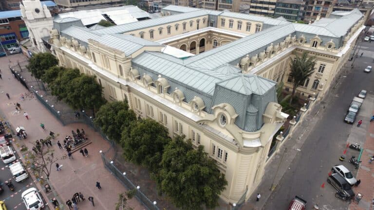 Vista aérea de la Facultad de Artes ASAB, un edificio histórico y emblemático en el centro de la ciudad, sede de eventos culturales y académicos en la comunidad artística.