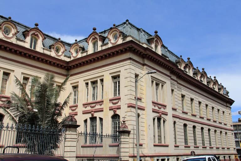 Edificio de la Facultad de Artes ASAB, con arquitectura clásica y detalles ornamentales, ubicado en un entorno urbano.
