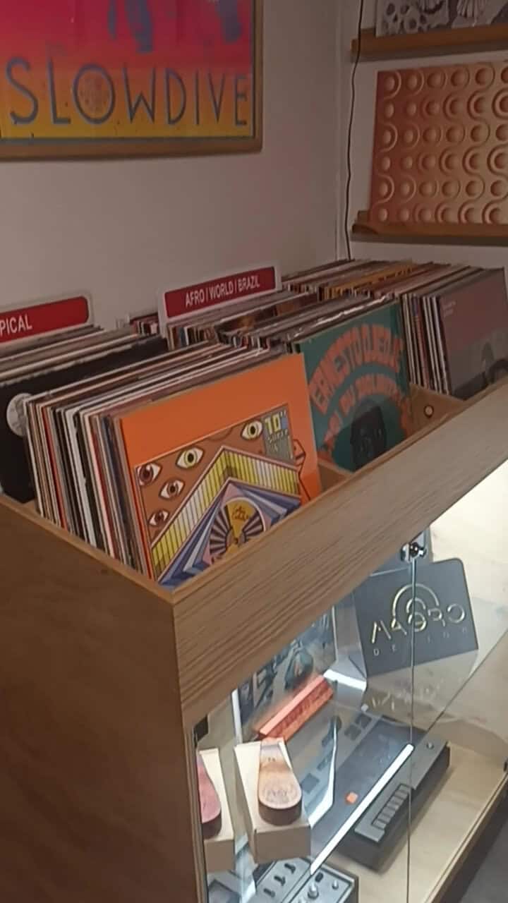 Discos de vinilo en La Roma Records, tienda especializada en música y coleccionables en la zona de La Roma. Amplia selección de álbumes clásicos y modernos para amantes de la música.