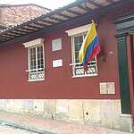 Fachada de la Casa de Poesía Silva en Bogotá, un espacio cultural destacado para eventos literarios y poéticos en el barrio La Candelaria.