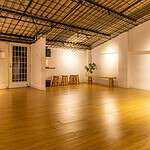 Espacio 64, ubicado en un ambiente amplio y moderno, ideal para eventos, talleres y reuniones en un entorno versátil y bien equipado. Perfecto para crear experiencias memorables.