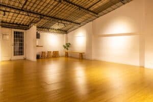 Espacio 64, ubicado en un ambiente amplio y moderno, ideal para eventos, talleres y reuniones en un entorno versátil y bien equipado. Perfecto para crear experiencias memorables.
