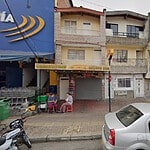 Fachada del sótano discoteca en Bogotá con personas y vehículos en la calle, mostrando un ambiente urbano y nocturno ideal para eventos y fiestas.