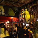 Bar jazz con ambiente íntimo y música en vivo en Trementina. Disfruta de café, sándwiches y hamburguesas en un espacio acogedor y lleno de arte y cultura.