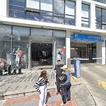 Entrada principal de TRES60LAB en Ciudad Empresarial, con acceso peatonal y estacionamiento cercano, en un entorno moderno y profesional.