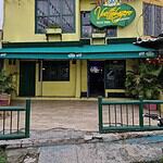 Vueltabajero Salsa Cartagena - Restaurante con ambiente festivo y decoración colorida, especializado en salsa 100% y comida deliciosa en un ambiente vibrante y acogedor.
