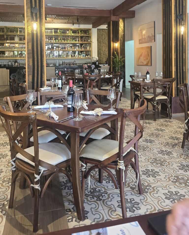 Restaurante Kazabe en Cartagena, especializado en comida criolla, cazuela y mote de queso, con ambiente acogedor y decoración elegante. Perfecto para disfrutar de la gastronomía local.