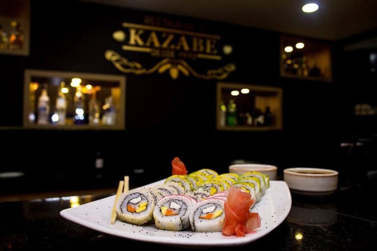 Sushi de comida criolla en Restaurante Kazabe, Cartagena, con variedad de platos tradicionales, incluyendo mote de queso y cazuela en un ambiente de playa y bocagrande.