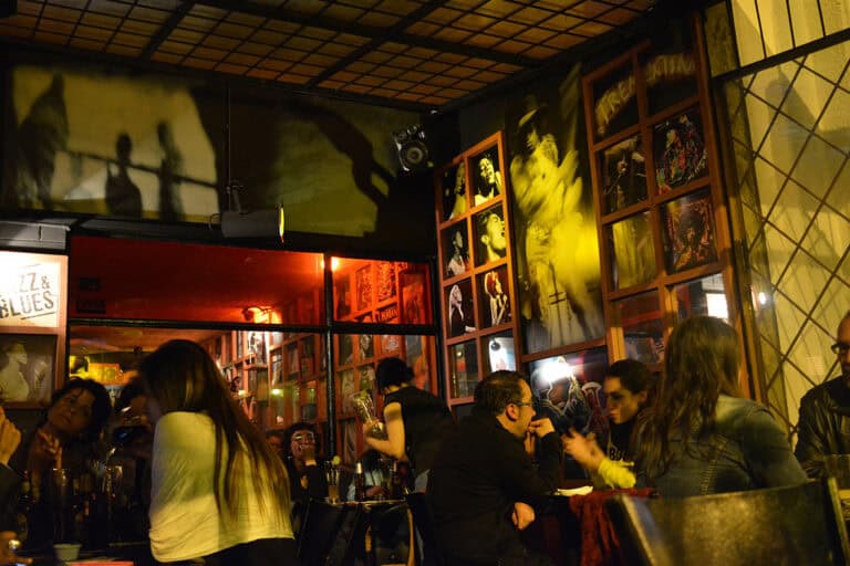 Concierto de jazz en Trementina Bar, un espacio acogedor con ambiente íntimo, ideal para disfrutar de música en vivo, café, sándwiches y hamburguesas en un entorno vibrante y artístico.