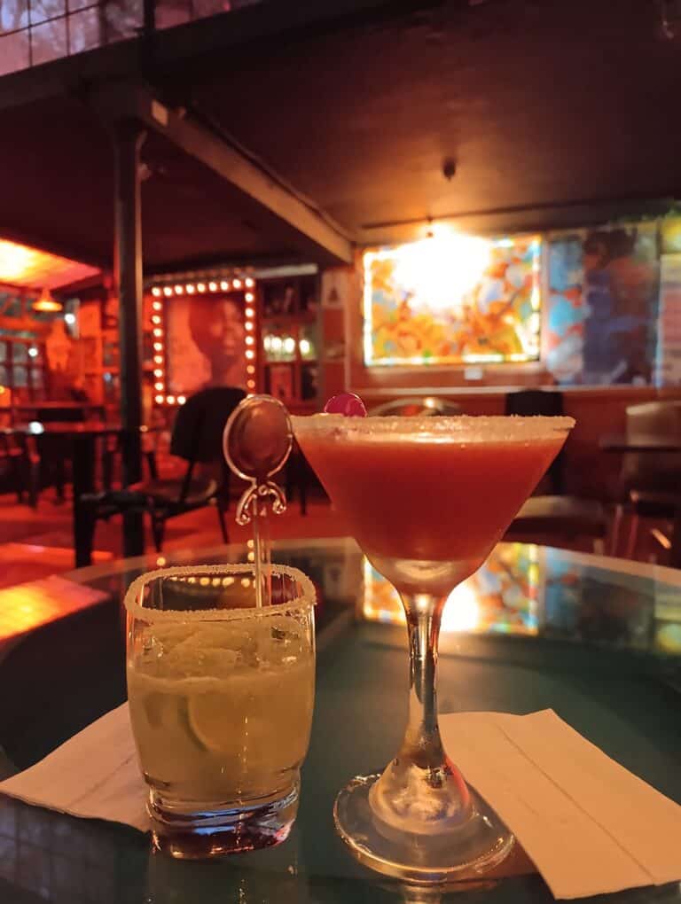 Cóctel en bar jazz de Trementina, ambiente íntimo y música en vivo, ideal para disfrutar de bebidas y buena compañía en un espacio acogedor.