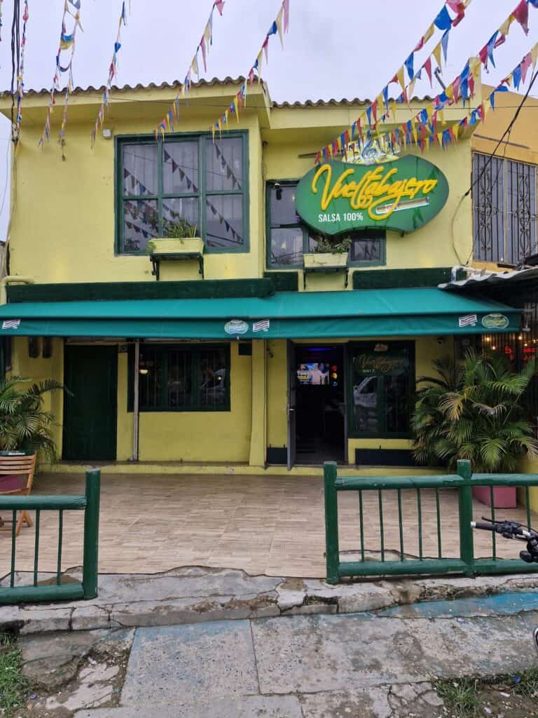 Vueltabajero Salsa Cartagena - Restaurante con ambiente festivo y decoración colorida, especializado en salsa 100% y comida deliciosa en un entorno vibrante y acogedor.