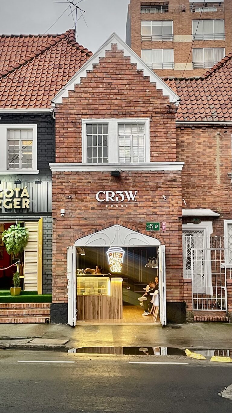 CR3W HOUSE - Image 01