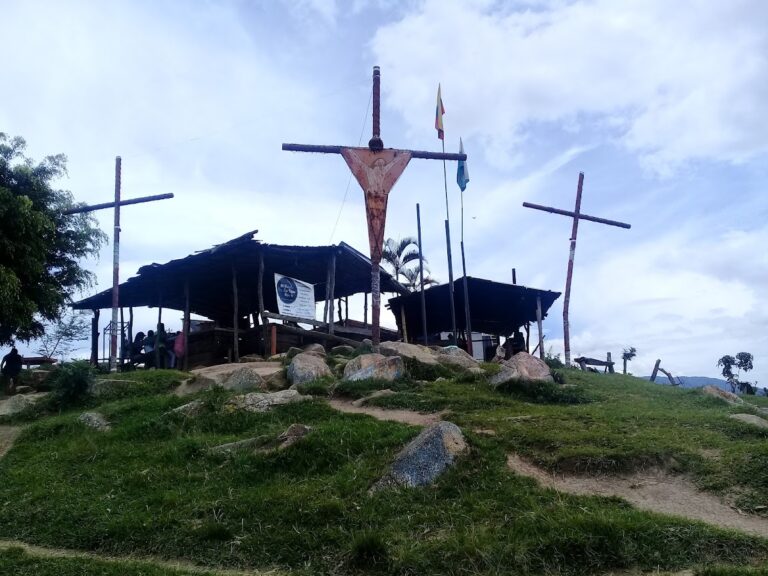 Cerro de las Tres Cruces Medellín - Image 02