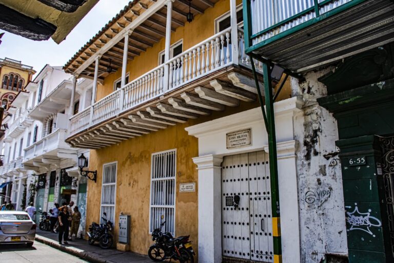 CASA BOLIVAR - Image 01