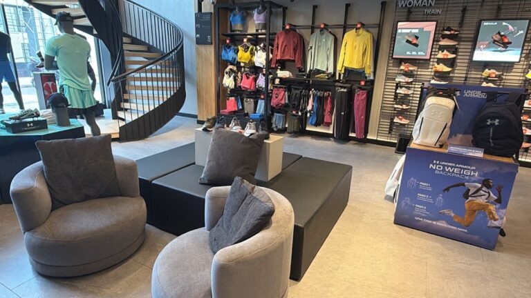 Brand House Store Under Armour Zona T - Bild 02
