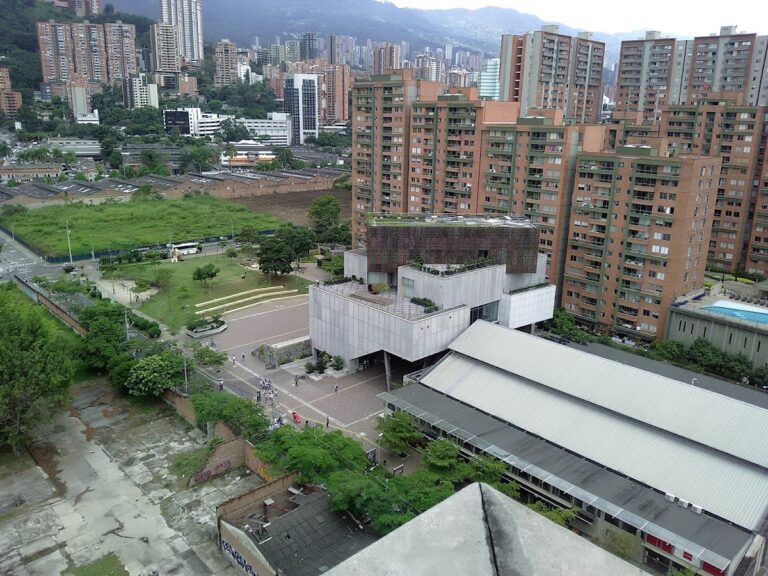 Comfama Ciudad del Rio - Image 01